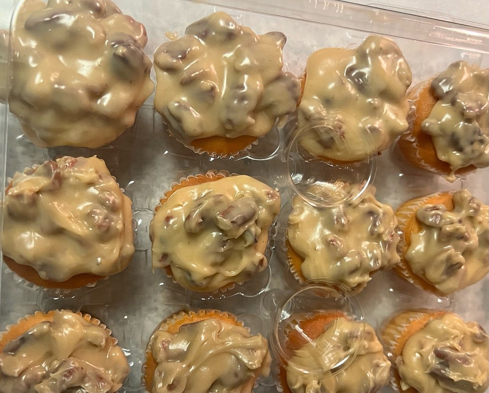 VANILLA CUPCAKES + PRALINE TOPPING $36.00/Dozen